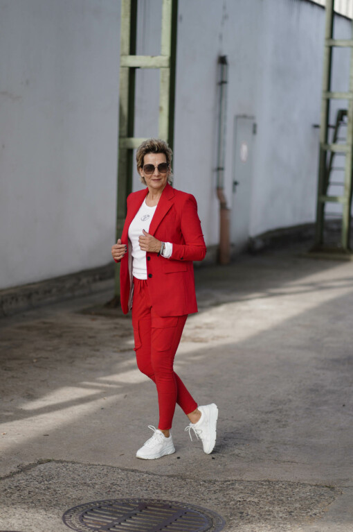 Elastische "CARGO"- Hose - red (PI05) / Shirt "ASTRID" white/black (PI18) / BLazer "MALDIRA" red (PI85)