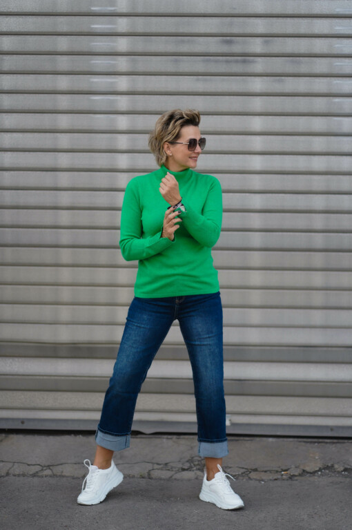 Feinstrickpulli "HANTA" grün (GW05) /  Jeans "ELFI" jeansblau (H20)