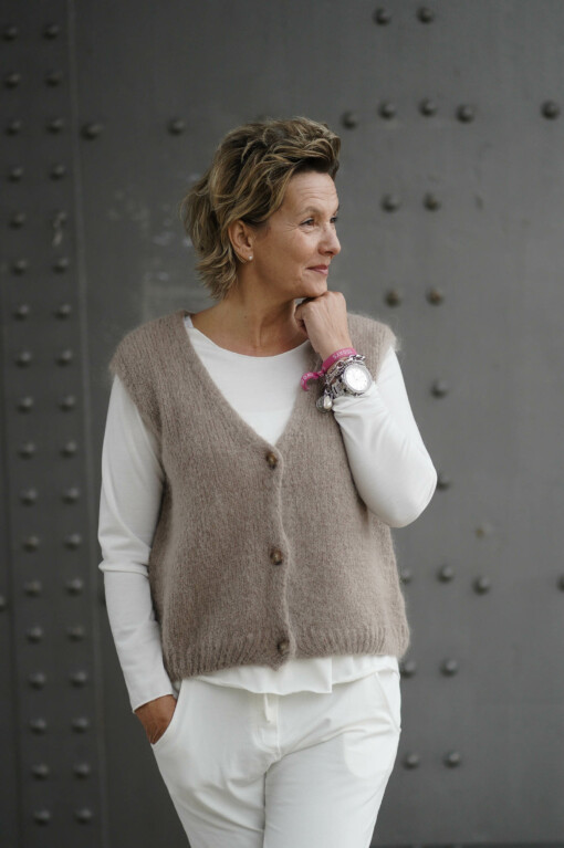 Strickweste "JENNIFER" taupe (GW211) / Hose "PRISKA" wollweiß / Shirt "ALMA" wollweiß (BA56)