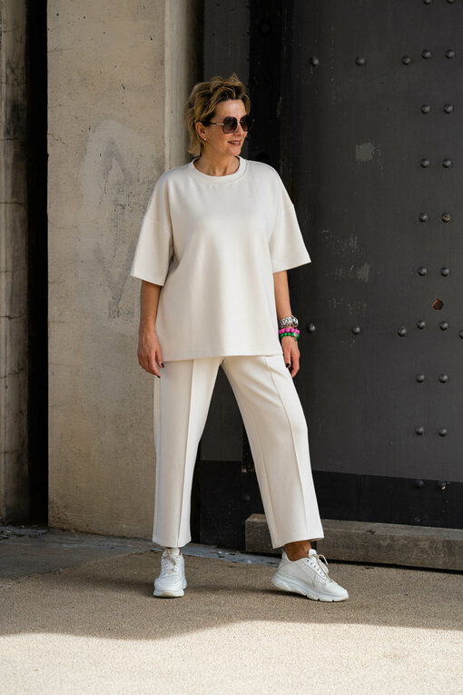 Oversized Soft Sweater "TINKA" beige (GW56) / Soft Sweathose “MIRIAM” beige (H42) / Sneaker “PARIS” – white (JB10)
