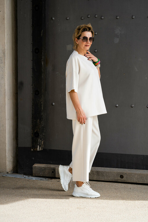 Oversized Soft Sweater "TINKA" beige (GW56) / Soft Sweathose “MIRIAM” beige (H42) / Sneaker “PARIS” – white (JB10)