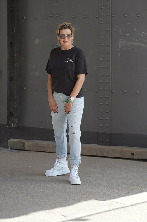 Boyfriend-Jeans "LEONA" - stone wash (ER14) /Statement Shirt "KARMA" black (ST13) / Canvas High Sneaker “MATILDA” – white (IN01)