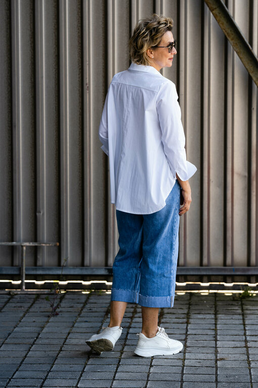 Jeans "CARMEN" jeansblau (H21) / Hemdbluse “KIRA” weiß (HB02) /  Sneaker “PARIS” – white (JB10)