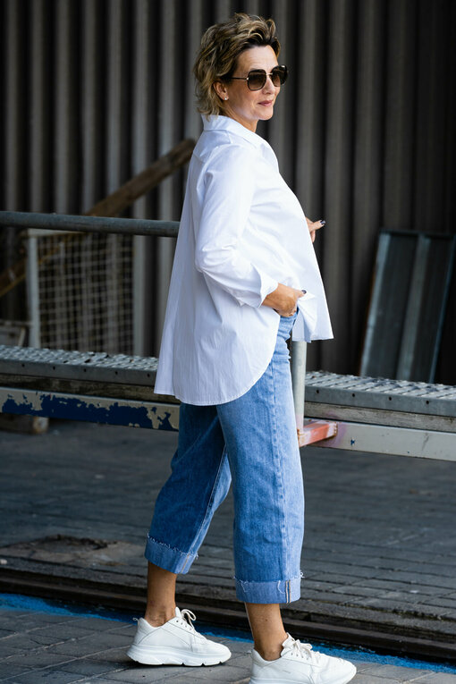 Jeans "CARMEN" jeansblau (H21) /Hemdbluse “KIRA” weiß (HB02) /  Sneaker “PARIS” – white (JB10)