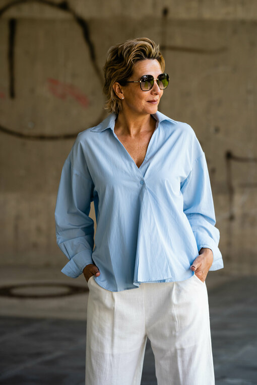 Extravagante Bluse “DARCY” light blue (HB08) / Leinen-Mix Hose “CARLA” offwhite (H47)