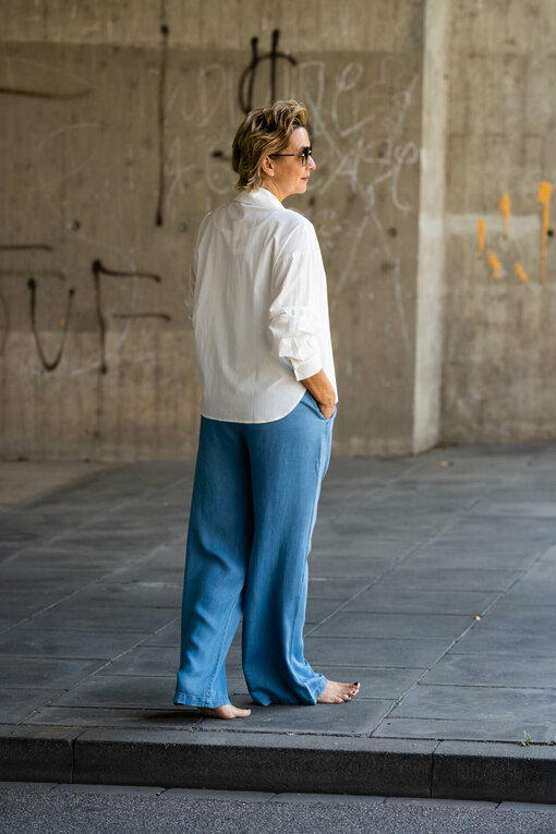 Weite Hose “ZOLA” light blue (H29) / Extravagante Bluse “DARCY” offwhite (HB08)