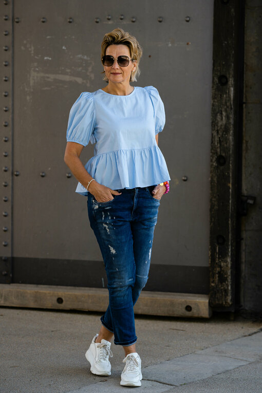 Raffinierte Bluse “GWEN” hellblau(GW01) / Boyfriend-Jeans “LEONA” – queen blue (ER06)