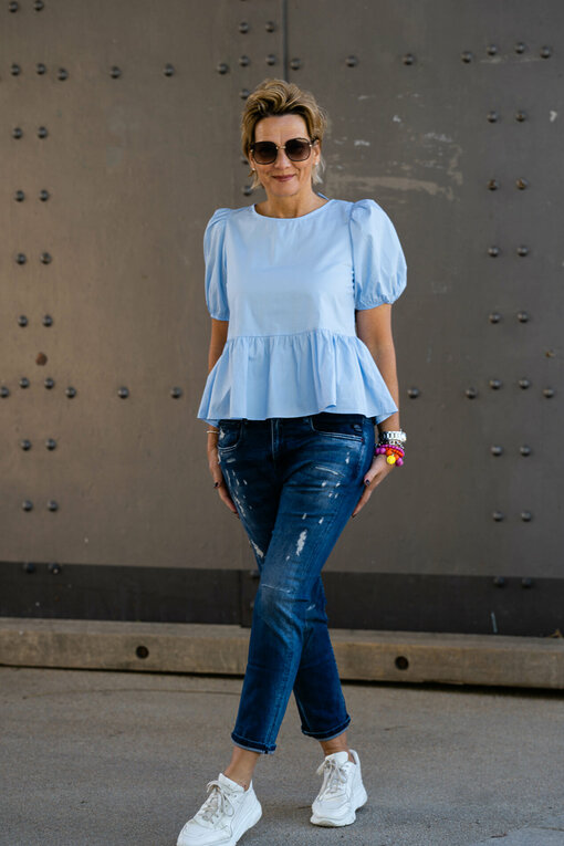 Raffinierte Bluse “GWEN” hellblau(GW01) / Boyfriend-Jeans “LEONA” – queen blue (ER06)