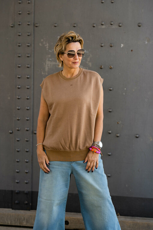 Wide Leg Jeans "RYLEE" - vintage blue (GB08) / Ärmelloser Sweater “INA” cedar brown (10D108)