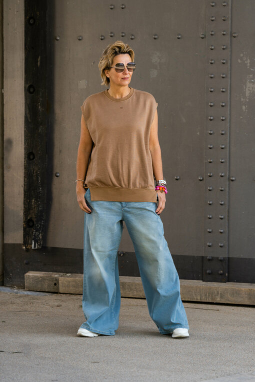 Wide Leg Jeans "RYLEE" - vintage blue (GB08) / Ärmelloser Sweater “INA” cedar brown (10D108)