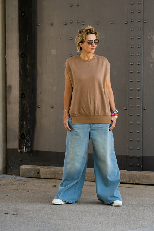 Wide Leg Jeans "RYLEE" - vintage blue (GB08) / Ärmelloser Sweater “INA” cedar brown (10D108)