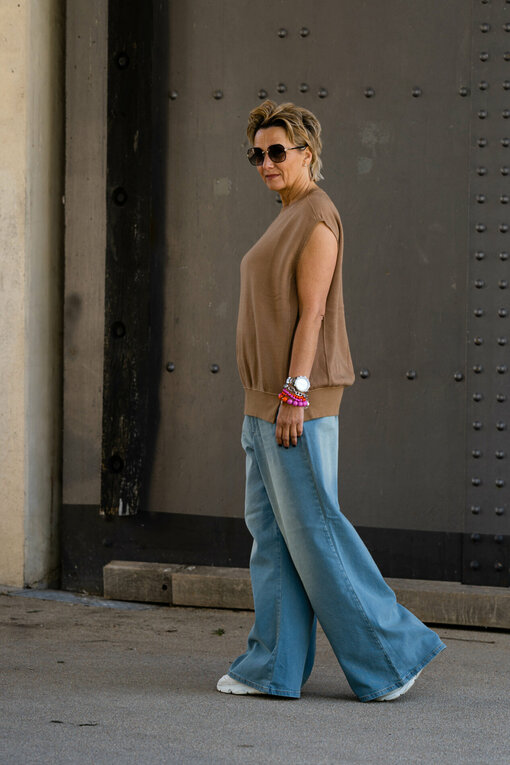 Wide Leg Jeans "RYLEE" - vintage blue (GB08) / Ärmelloser Sweater “INA” cedar brown (10D108)