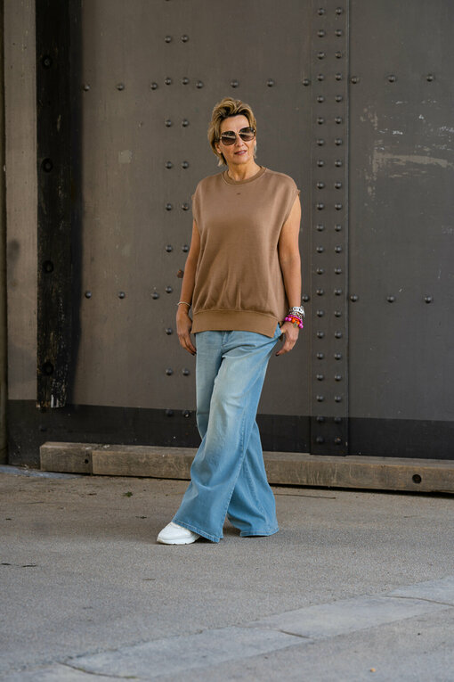 Wide Leg Jeans "RYLEE" - vintage blue (GB08) / Ärmelloser Sweater “INA” cedar brown (10D108)