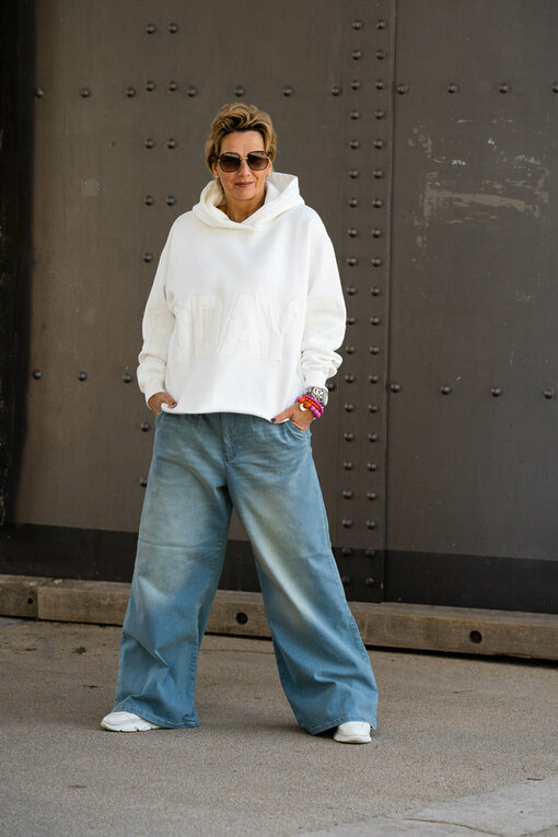 Wide Leg Jeans "RYLEE" - vintage blue (GB08) / Statement Hoodie “ELIN” ecru (10D106)