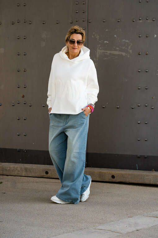 Wide Leg Jeans "RYLEE" - vintage blue (GB08) / Statement Hoodie “ELIN” ecru (10D106)