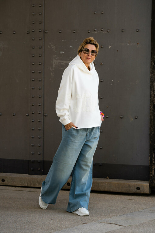 Wide Leg Jeans "RYLEE" - vintage blue (GB08) / Statement Hoodie “ELIN” ecru (10D106)