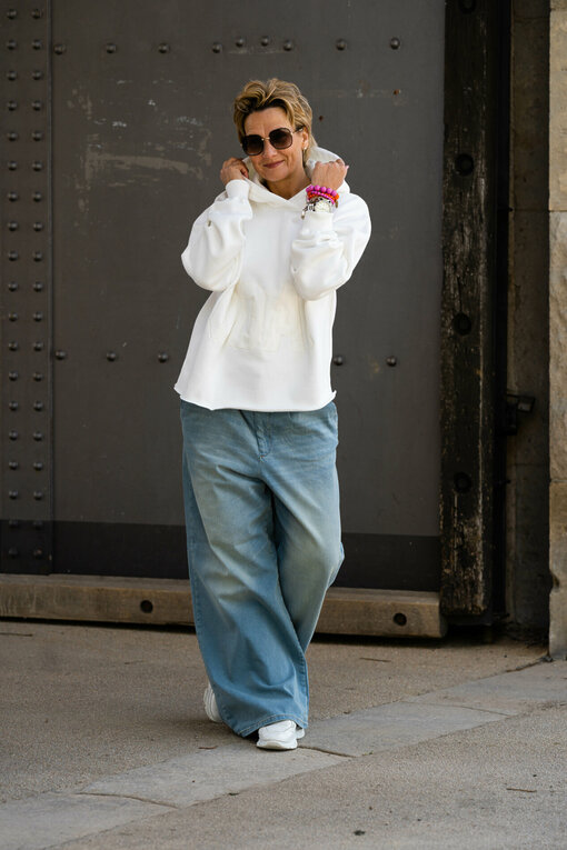 Wide Leg Jeans "RYLEE" - vintage blue (GB08) / Statement Hoodie “ELIN” ecru (10D106)