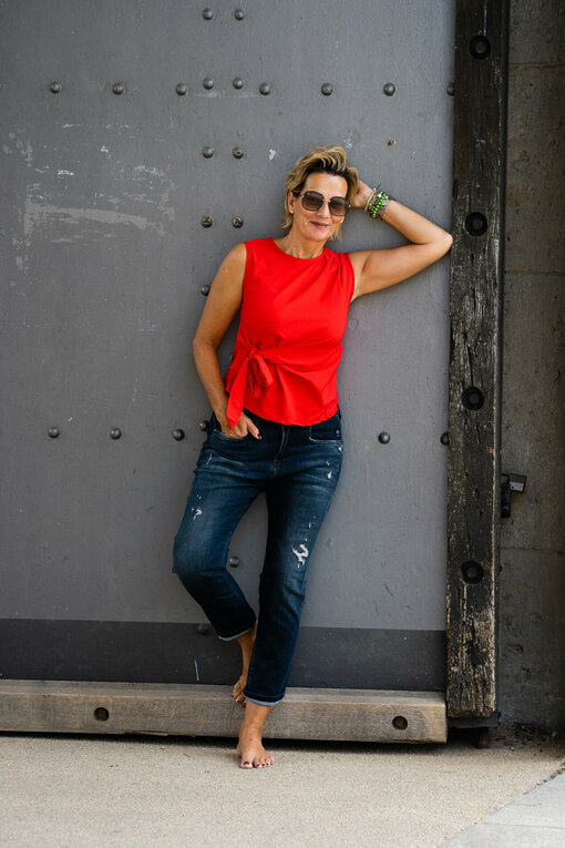 Jeans “LEONA” – screen blue (ER66) / Raffiniertes Blusen-Top “BARBARA” rot (BA35)