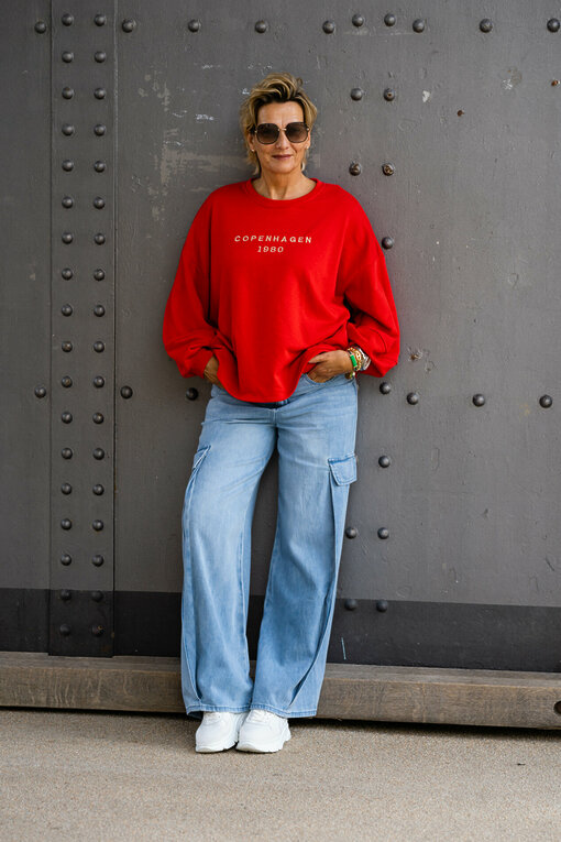 Statement Sweatshirt "SWANTJE" rot (GW87) / Weite Cargo Jeans "LILLI" washed blue (ER104)