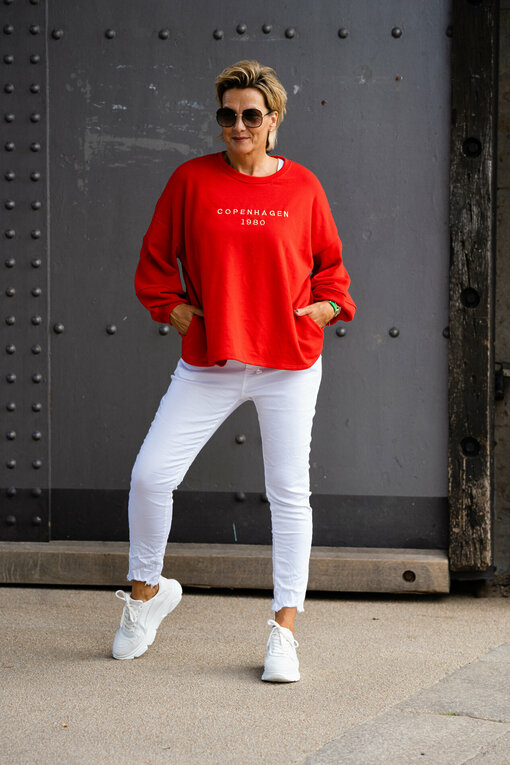 Hose "SERENA" weiß (H38) / Statement Sweatshirt "SWANTJE" rot (GW87)