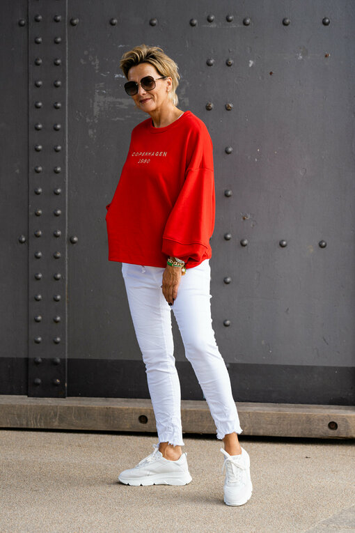 Hose "SERENA" weiß (H38) / Statement Sweatshirt "SWANTJE" rot (GW87)