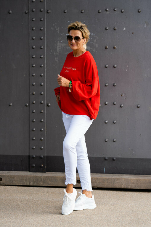 Hose "SERENA" weiß (H38) / Statement Sweatshirt "SWANTJE" rot (GW87)