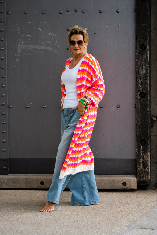 Oversized Cardigan "DEJA" pink-orange-ecru (GW49) / Wide Leg Jeans “RYLEE” – vintage blue (GB08)