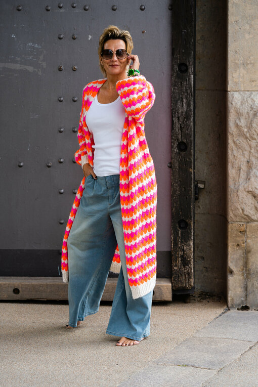 Oversized Cardigan "DEJA" pink-orange-ecru (GW49) / Wide Leg Jeans “RYLEE” – vintage blue (GB08)