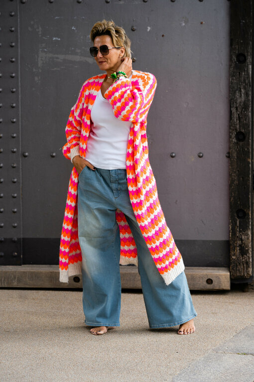 Oversized Cardigan "DEJA" pink-orange-ecru (GW49) / Wide Leg Jeans “RYLEE” – vintage blue (GB08)