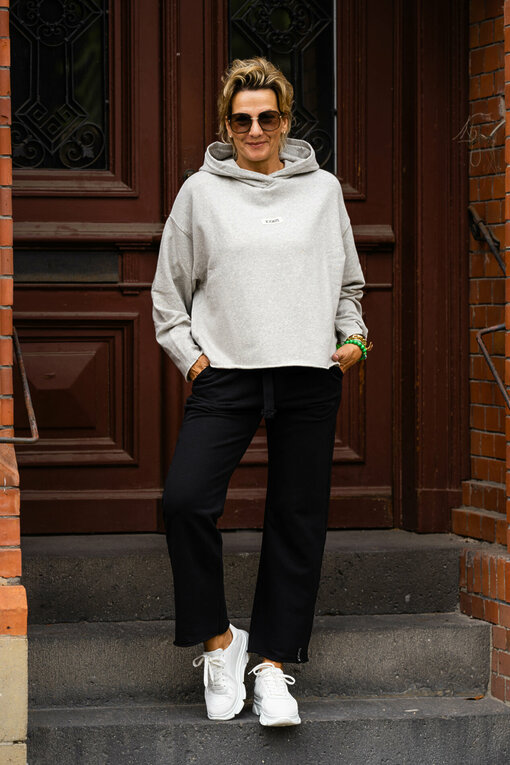 Statement Hoodie "MAYA" light grey melee (10D109)  / Beach Jogger "EMILIA" black (10D02)