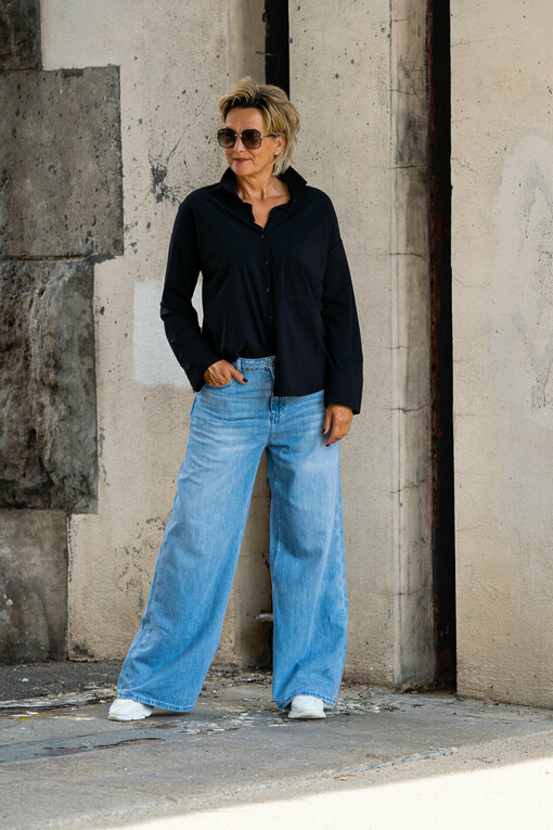 Elastische Bluse “GERDA” black (PI25) / Wide Leg Jeans “KALEA” – washed blue (ER68)