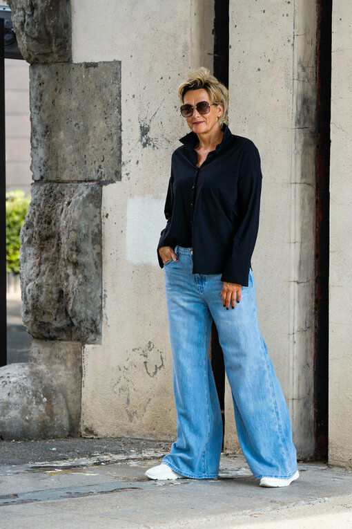 Elastische Bluse “GERDA” black (PI25) / Wide Leg Jeans “KALEA” – washed blue (ER68)