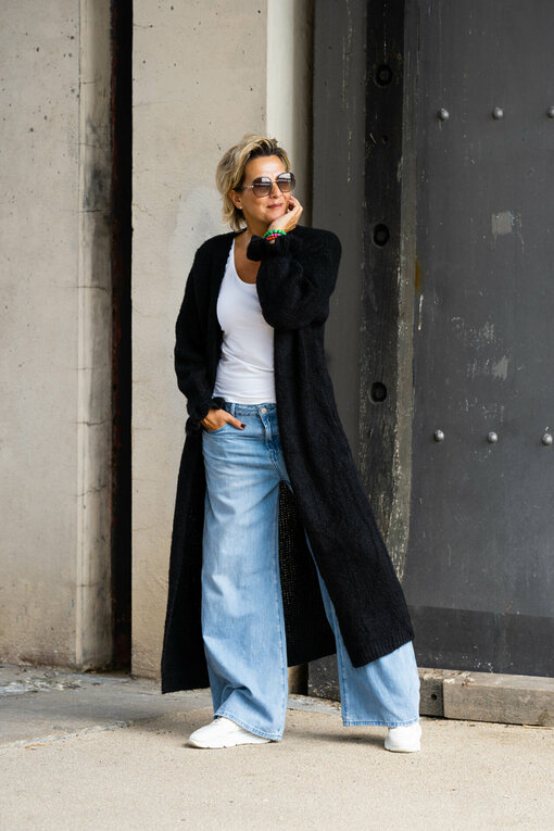 Maxi Cardigan “TALIA” schwarz (GW90) / Wide Leg Jeans “KALEA” – washed blue (ER68)