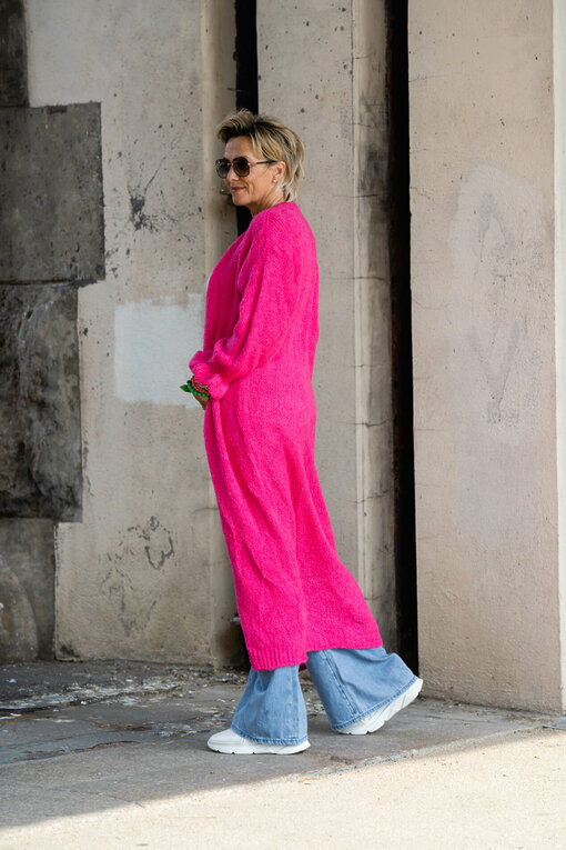 Maxi Cardigan “TALIA” fuchsia (GW90) / Wide Leg Jeans “KALEA” – washed blue (ER68)