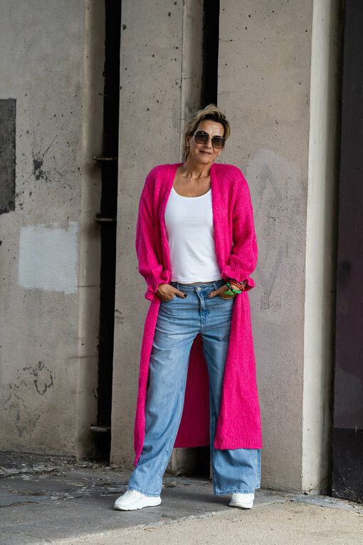 Maxi Cardigan “TALIA” fuchsia (GW90) / Wide Leg Jeans “KALEA” – washed blue (ER68)