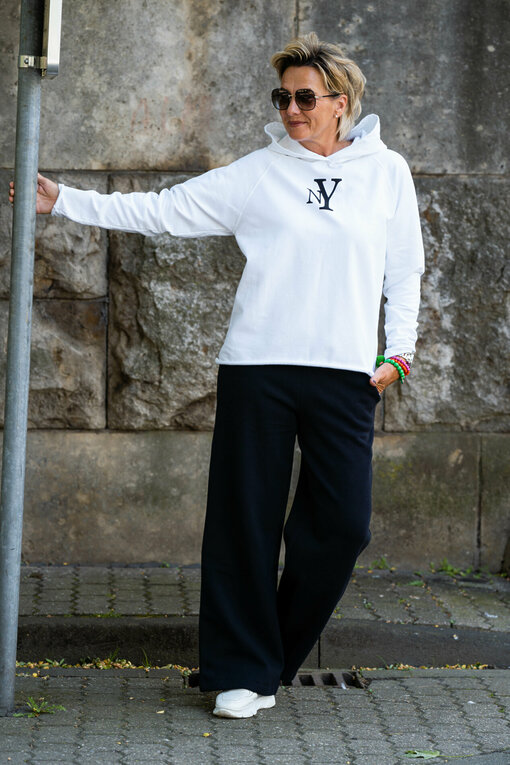 Wide Leg Jogger “SADE” black (PI95) / Trendiger Hoodie “VALEA” white/black (PI79)