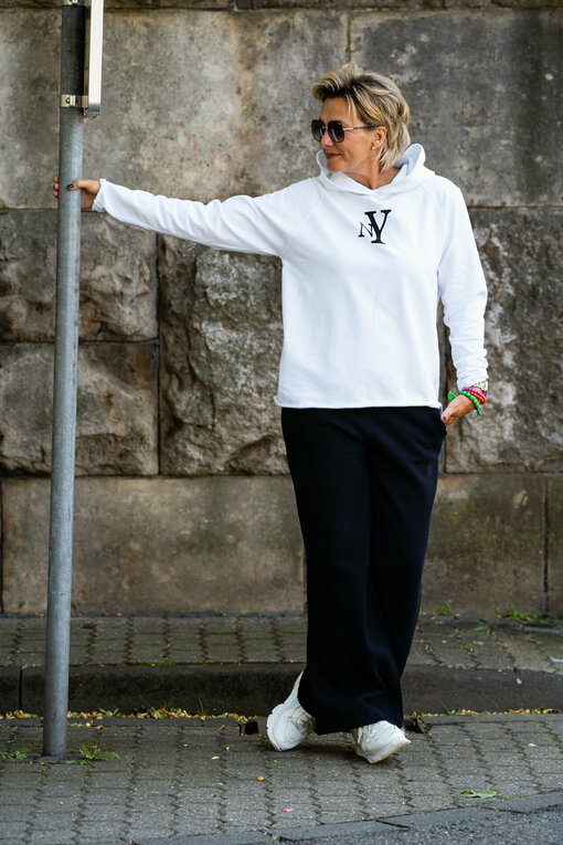 Wide Leg Jogger “SADE” black (PI95) / Trendiger Hoodie “VALEA” white/black (PI79)