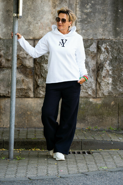 Wide Leg Jogger “SADE” black (PI95) / Trendiger Hoodie “VALEA” white/black (PI79)