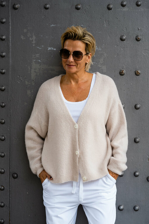 Alpaka Strickcardigan “BIANKA” beige (GW216) / Top “GRETA” weiß (BA33) / Culotte-Joggerhose “PRIA” weiß (H40)