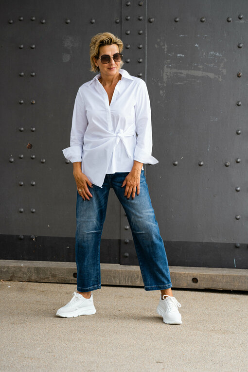 Coole Jeans "LARISSA" jeansblau (H03) / Extravagante Bluse "JODIE" white (HB04)