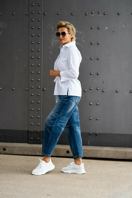 Coole Jeans "LARISSA" jeansblau (H03) / Extravagante Bluse "JODIE" white (HB04)