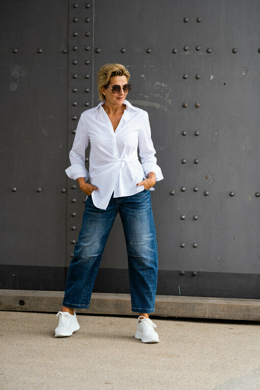 Coole Jeans "LARISSA" jeansblau (H03) / Extravagante Bluse "JODIE" white (HB04)