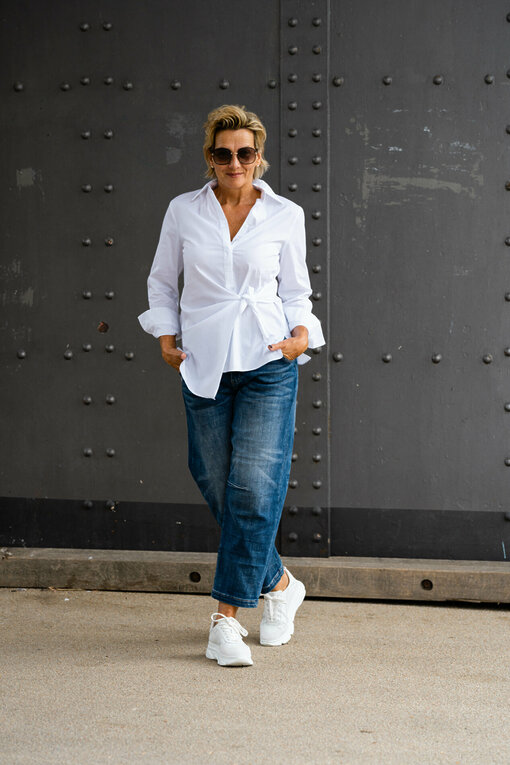 Coole Jeans "LARISSA" jeansblau (H03) / Extravagante Bluse "JODIE" white (HB04)