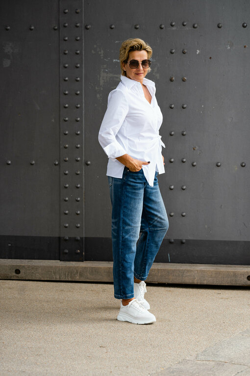 Coole Jeans "LARISSA" jeansblau (H03) / Extravagante Bluse "JODIE" white (HB04)