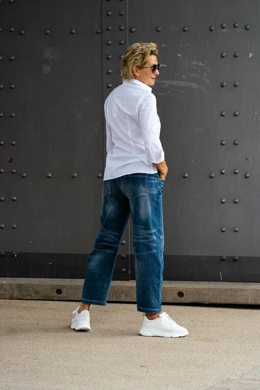 Coole Jeans "LARISSA" jeansblau (H03) / Extravagante Bluse "JODIE" white (HB04)