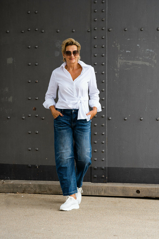 Coole Jeans "LARISSA" jeansblau (H03) / Extravagante Bluse "JODIE" white (HB04)