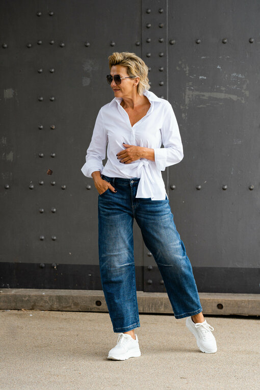 Coole Jeans "LARISSA" jeansblau (H03) / Extravagante Bluse "JODIE" white (HB04)