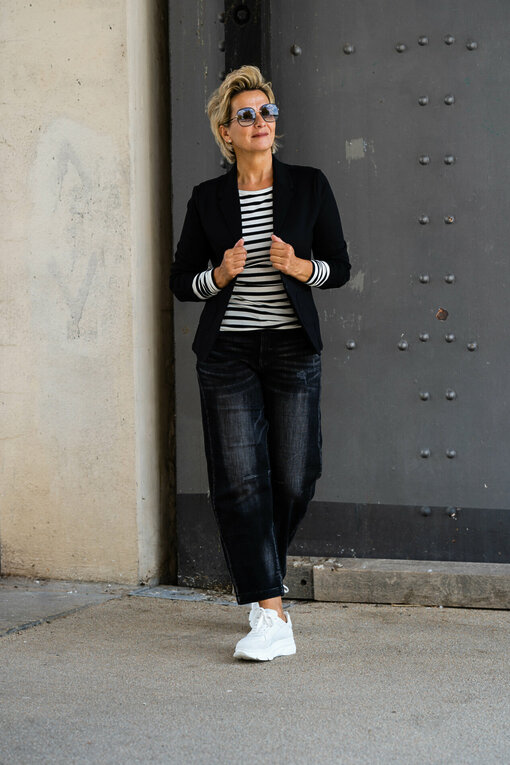 Stretchiger Kurzblazer “SISSI” schwarz (B04) / Gestreiftes Longsleeve "SARAH" ecru/black (10D54 /  Lässige Jeans "PALINA" black (H05)