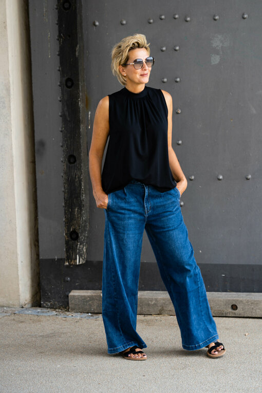 Wide Leg Jeans "YIBBI" dark blue (H36)  Elegantes Top “ANOUK” schwarz(BA04)