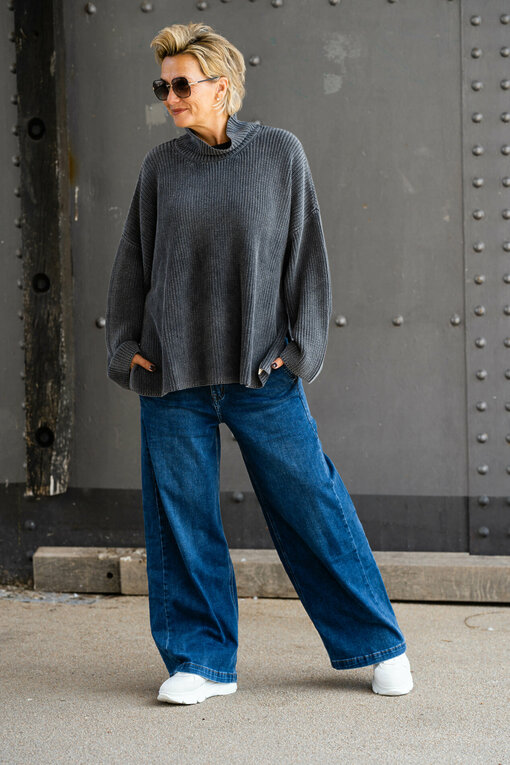 Oversized Strickpullover "FANJA" black (CC07) / Wide Leg Jeans "YIBBI" dark blue (H36)